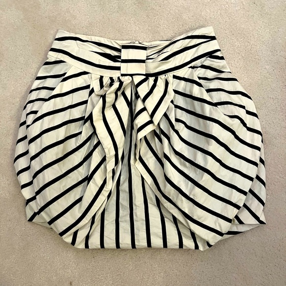 Striped black and white skirt with front ribbon - Picture 1 of 2